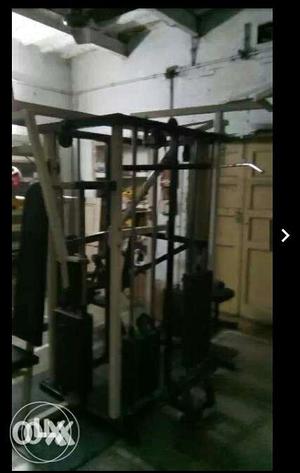 White And Black Gym Equipmentr