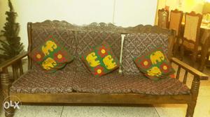 5 seater nice looking wooden sofa set
