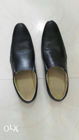 A formal black leather shoe (light weight) of 10