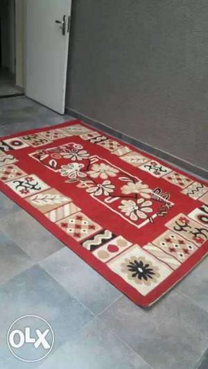 A nice carpet / rug of size 5×8 ft for sale.