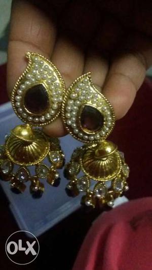 One set of earing 250