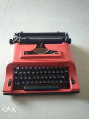 Very Good Condition Vintage Remington Typewriter