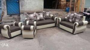 Whire comfortable good looking sofa koll me for 8o 99 o55