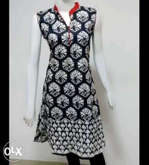 Women's Black And White Floral Sleeveless Kurti Traditional