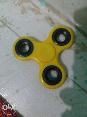 Yellow And Black 3-blade Fidget Spinner