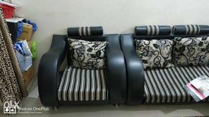 3 piece sofa set with 5 cushions in good