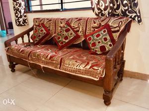 New Strong Wood 3 + 2 cushioned Sofa Set for Sell