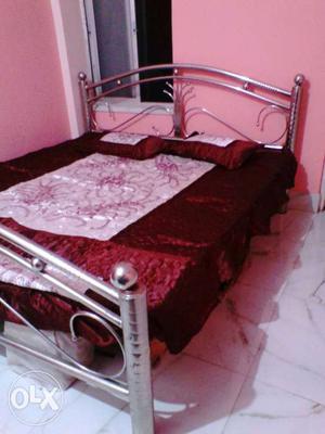Only two month old new iron double bed khat,