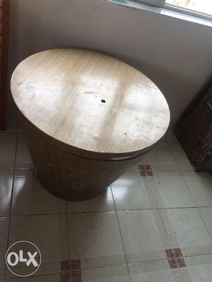 Round wooden table saagwan