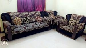 Sofa Set with 5 cushion in good condition for