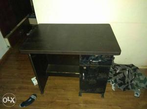 Table with storage boxes almost new without any