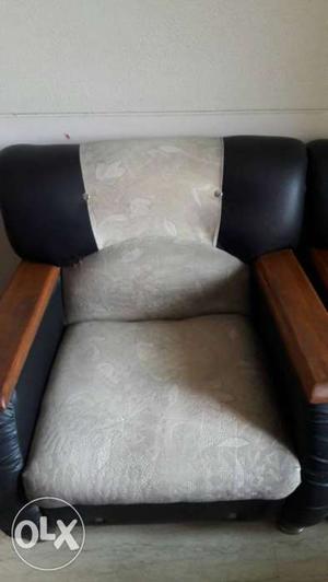 3+1+1 black sofa set in good condition in sector