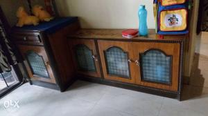 Crokery cabinet in very good condition solid wood