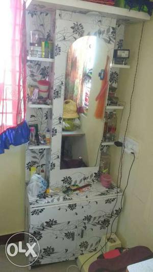 Dressing Table New Only 4 Month used