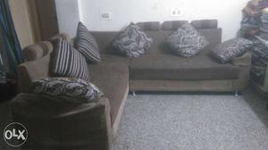 L Shape sofa with 6 pillows