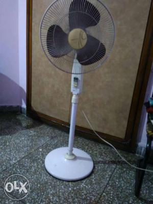 Pedestal orient fan in gud condition