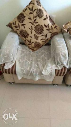 Sofa set available for sale very good condition