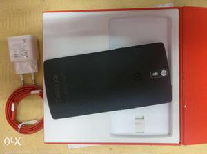 Good looking one plus one 64gb availavle with full kit