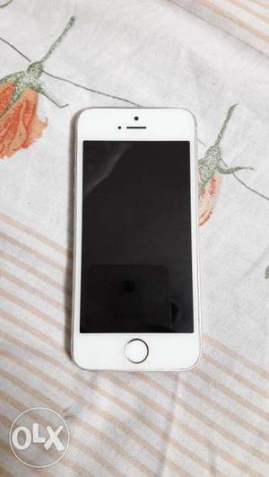 IPhone 5s 32 GB. Only phone and deta cable no