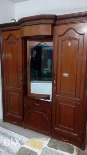 Brown wooden wardrobe. size 6.5 to 6 ft aprox.
