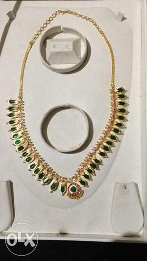 Gold-colored And Emerald Beaded Cluster Necklace