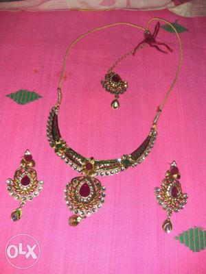 Jewellery set with ear rings and maangtikaa