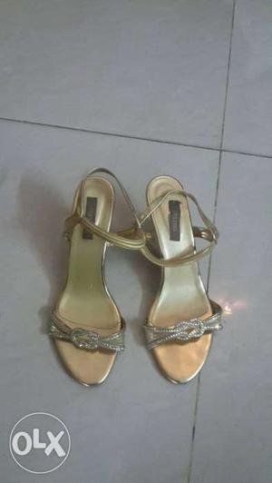 Metro Brand Ladies Sandal size 38 golden Colour