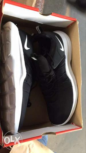 New nike darwin shoes.size:us 10. not used