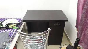 Newly table and chair only 3 days old selling coz