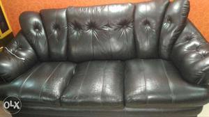 This 5 seater sofa is in good state and is 6yrs old.