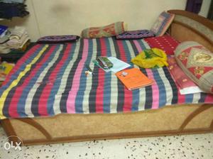 Box bed without mattress