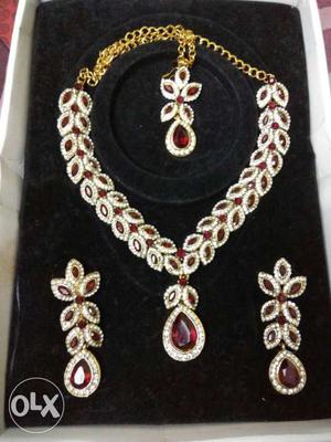 Good looking, unused necklace set