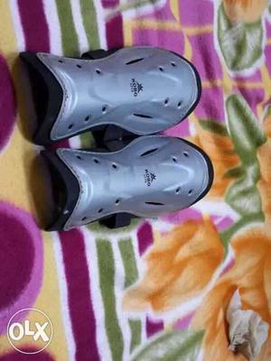 New kobo shin guards only used 10 days excellent
