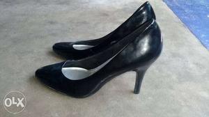 Women's Pair Of Black Pointed Heeled Sandals not use made in