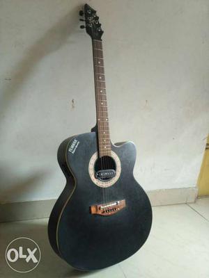Yemaha guitar with very good condition and bag