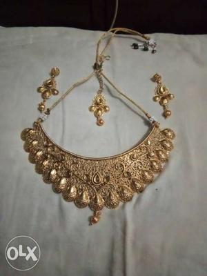 Gold-colored Collar Necklace And Pair Of Earrings