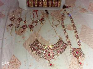 Gorgeous bridal set comes complete with