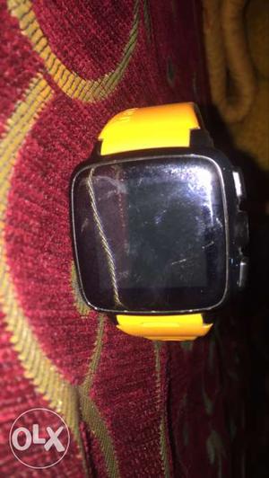 Its smart watch in excellent condition with all