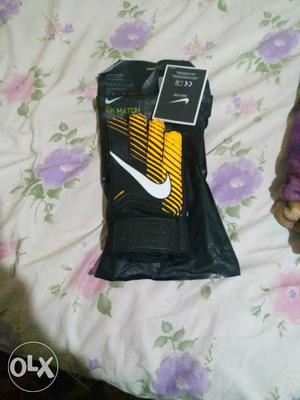Nike football gloves brant new