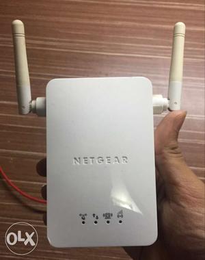 White NetGear Universal WiFi Range Extender WNRP