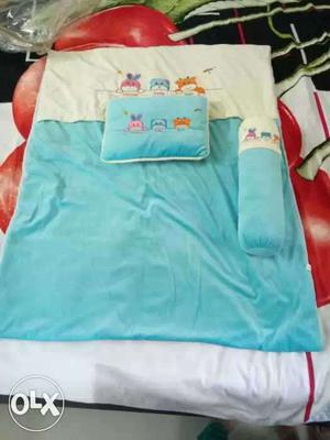 Baby bedding wid one pillow nd one booster in gud