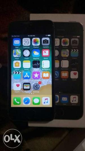 5s 16gb in mint condition, with box and charger