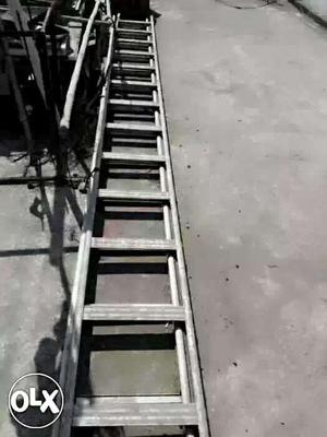 Allumunium Gray Extension Ladder very good