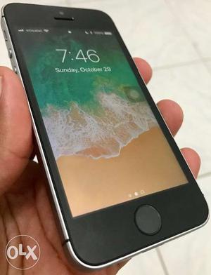 IPhone 5 SE 32GB space gray with 1 yr Apple intl