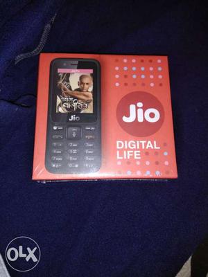 Seal packed feature 4G volte phone with jiosim