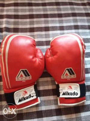 Brand new boxing gloves without using 6 months old