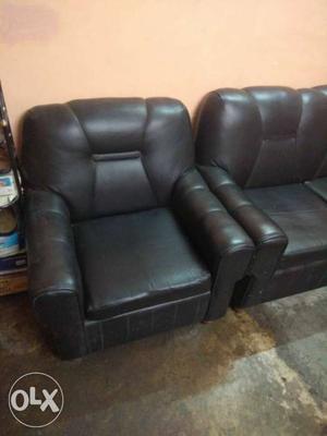 I want to sell my sofa (1 yr used only)..its in