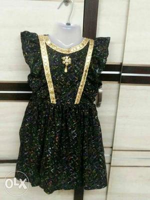 Girl's Black And Gold-colored Cap-slevee Pleated Dress