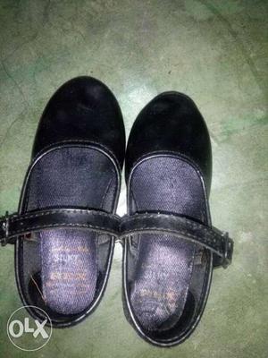 Girls black schools shoes size 9 its very good