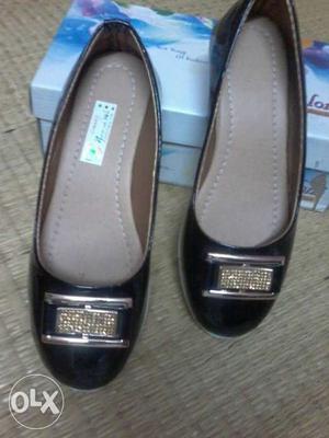 Pair Of Black Leather Close-toe Flats